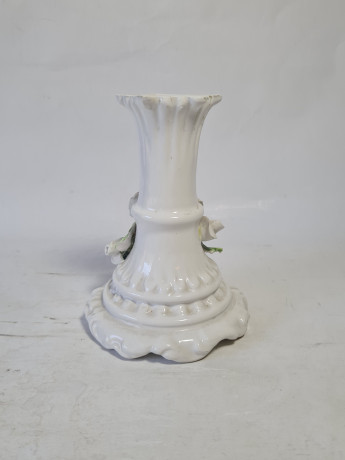 Подсвечник винтажный с объемным декором в виде цветов, фарфор, 13.5 см, Италия, 1960-70гг.