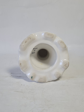 Подсвечник винтажный с объемным декором в виде цветов, фарфор, 13.5 см, Италия, 1960-70гг.