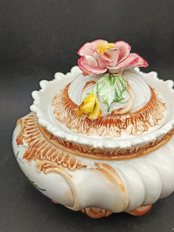 Сахарница/бонбоньерка с крышкой винтажная Capodimonte Nove, с объемным цветочным декором, фарфор, 17 х 14 см, Италия, 1960-70гг.