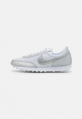 Nike Sportswear DAYBREAK Sneaker low white/metallic silver DAYBREAK Низкие кроссовки женские белый/серебристый металлик