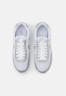 Nike Sportswear DAYBREAK Sneaker low white/metallic silver DAYBREAK Низкие кроссовки женские белый/серебристый металлик