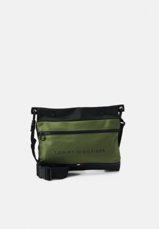 Tommy Hilfiger URBAN ESSENTIAL CROSSOVER Across body bag mentor green URBAN ESSENTIAL CROSSOVER Сумка через плечо наставник зеленый