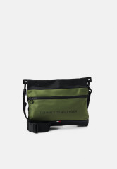Tommy Hilfiger URBAN ESSENTIAL CROSSOVER Across body bag mentor green URBAN ESSENTIAL CROSSOVER Сумка через плечо наставник зеленый