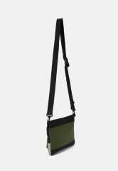 Tommy Hilfiger URBAN ESSENTIAL CROSSOVER Across body bag mentor green URBAN ESSENTIAL CROSSOVER Сумка через плечо наставник зеленый