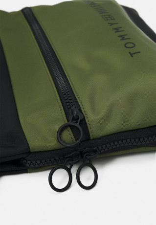 Tommy Hilfiger URBAN ESSENTIAL CROSSOVER Across body bag mentor green URBAN ESSENTIAL CROSSOVER Сумка через плечо наставник зеленый