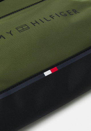 Tommy Hilfiger URBAN ESSENTIAL CROSSOVER Across body bag mentor green URBAN ESSENTIAL CROSSOVER Сумка через плечо наставник зеленый