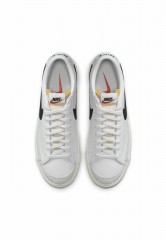 Nike Sportswear BLAZER 77 VNTG UNISEX Sneaker low white/black sail total orange BLAZER 77 VNTG UNISEX Низкие кроссовки женские белый/черный парус тотал оранжевый