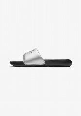 Nike Sportswear VICTORI ONE SLIDE Pantolette flach black/metallic silver/black VICTORI ONE SLIDE Мюли на плоской подошве черный/серебристый металлик/черный