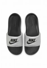 Nike Sportswear VICTORI ONE SLIDE Pantolette flach black/metallic silver/black VICTORI ONE SLIDE Мюли на плоской подошве черный/серебристый металлик/черный