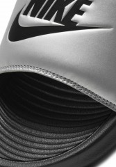 Nike Sportswear VICTORI ONE SLIDE Pantolette flach black/metallic silver/black VICTORI ONE SLIDE Мюли на плоской подошве черный/серебристый металлик/черный