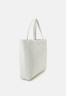 Tommy Hilfiger FLOW TOTE Tote bag weathered white FLOW TOTE Сумка-тоут выветрившийся белый