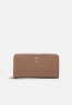 Tommy Hilfiger CHIC LARGE Wallet oat milk CHIC LARGE Кошелек овсяное молоко