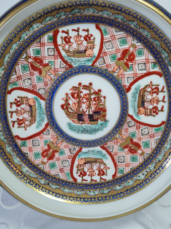 Тарелка декоративная, белый фарфор с красочными изображениями в бело-сине-красных тонах, 19 x 4 см, Япония, 1960-70гг.