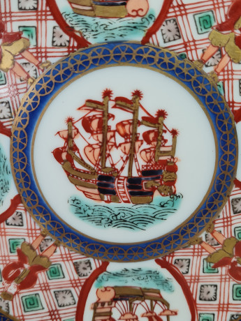 Тарелка декоративная, белый фарфор с красочными изображениями в бело-сине-красных тонах, 19 x 4 см, Япония, 1960-70гг.