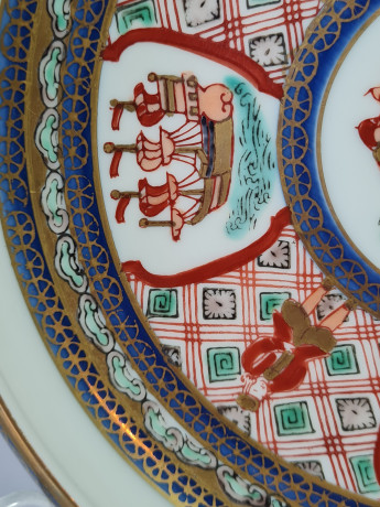 Тарелка декоративная, белый фарфор с красочными изображениями в бело-сине-красных тонах, 19 x 4 см, Япония, 1960-70гг.