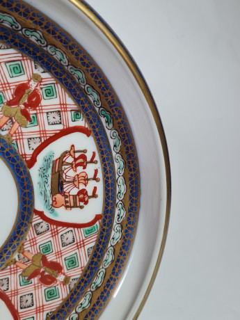 Тарелка декоративная, белый фарфор с красочными изображениями в бело-сине-красных тонах, 19 x 4 см, Япония, 1960-70гг.