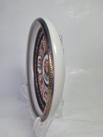 Тарелка декоративная, белый фарфор с красочными изображениями в бело-сине-красных тонах, 19 x 4 см, Япония, 1960-70гг.