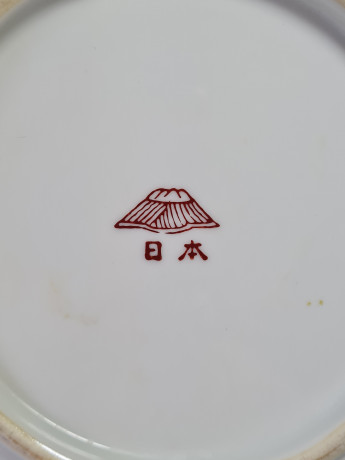 Тарелка декоративная, белый фарфор с красочными изображениями в бело-сине-красных тонах, 19 x 4 см, Япония, 1960-70гг.