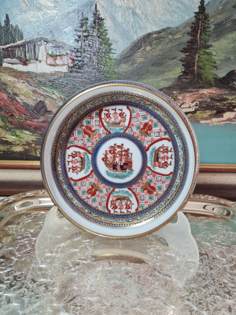 Тарелка декоративная, белый фарфор с красочными изображениями в бело-сине-красных тонах, 19 x 4 см, Япония, 1960-70гг.