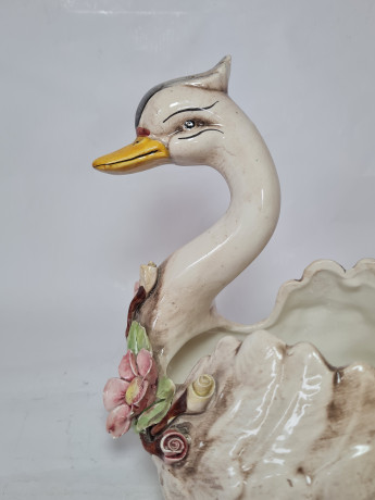 Конфетница винтажная в форме лебедя Im Stil von Bassano с объемными цветами, керамика, 14 х 23 см, Германия, 1960-70гг.