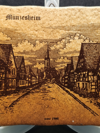 Панно винтажное "Мюнцесхайм (1900)" — это не только произведение искусства, но и часть истории, запечатленная в керамике (1900)", керамика, 20 х 19.5 см, Италия, 1960-70гг.