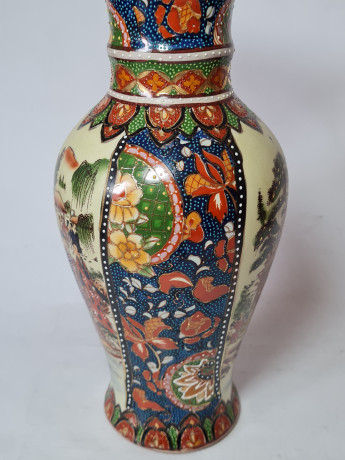 Фарфоровая ваза с красочным рисунком в китайском стиле, 30 x 13 см, Китай, 1960-70гг.