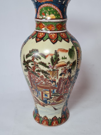 Фарфоровая ваза с красочным рисунком в китайском стиле, 30 x 13 см, Китай, 1960-70гг.