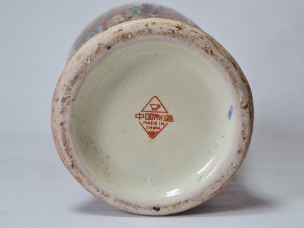 Фарфоровая ваза с красочным рисунком в китайском стиле, 30 x 13 см, Китай, 1960-70гг.