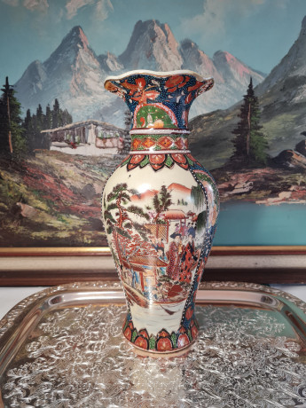 Фарфоровая ваза с красочным рисунком в китайском стиле, 30 x 13 см, Китай, 1960-70гг.