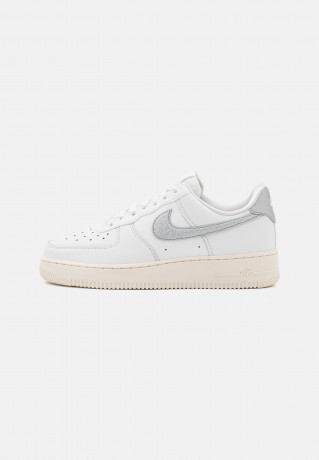 Nike Sportswear W AIR FORCE 1 07 ESS TRND Sneaker low summit white/metallic silver/sail white W AIR FORCE 1 07 ESS TRND Низкие кроссовки женские вершина белый/серебристый металлик/белый парус