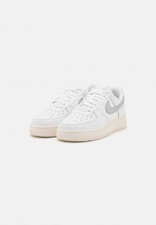 Nike Sportswear W AIR FORCE 1 07 ESS TRND Sneaker low summit white/metallic silver/sail white W AIR FORCE 1 07 ESS TRND Низкие кроссовки женские вершина белый/серебристый металлик/белый парус