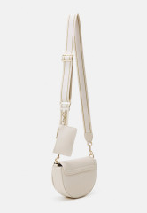 Tommy Hilfiger CITY SUMMER SADDLE SET Across body bag sugarcane CITY SUMMER SADDE SET Сумка через плечо сахарный тростник