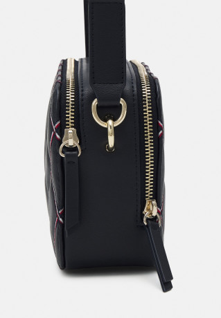 Tommy Hilfiger ELEMENT CAMERA BAG QUILT Across body bag desert sky ELEMENT CAMERA BAG QUILT Сумка через плечо небо пустыни