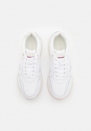 Tommy Hilfiger ELEVATED FEMININE RUNNER Trainers white ELEVATED FEMININE RUNNER — Кроссовки белый