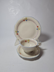 Elfenbein Bavaria Винтажное чайное трио &quot;Цветы&quot; с фактурным узором и голубым ободком, Германия 1960-70гг.