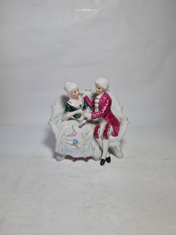 Статуэтка винтажная "Влюбленная пара на скамейке", ручная работа, фарфор, 14.5 см, Тайвань, 1960-70гг.