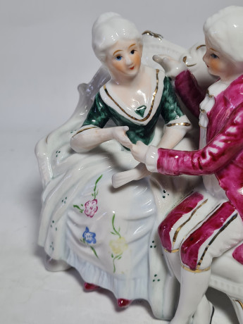 Статуэтка винтажная "Влюбленная пара на скамейке", ручная работа, фарфор, 14.5 см, Тайвань, 1960-70гг.