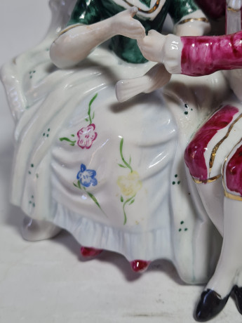 Статуэтка винтажная "Влюбленная пара на скамейке", ручная работа, фарфор, 14.5 см, Тайвань, 1960-70гг.