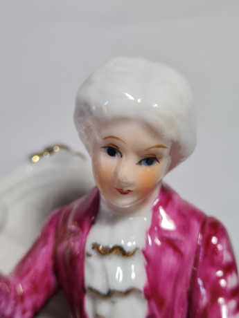 Статуэтка винтажная "Влюбленная пара на скамейке", ручная работа, фарфор, 14.5 см, Тайвань, 1960-70гг.