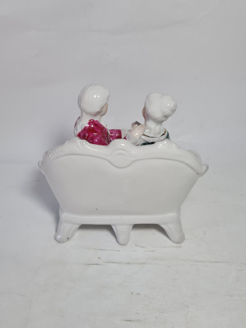 Статуэтка винтажная "Влюбленная пара на скамейке", ручная работа, фарфор, 14.5 см, Тайвань, 1960-70гг.