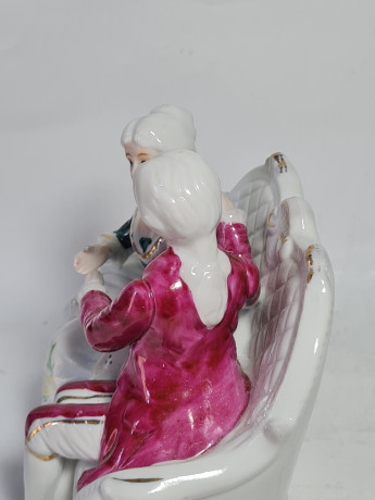 Статуэтка винтажная "Влюбленная пара на скамейке", ручная работа, фарфор, 14.5 см, Тайвань, 1960-70гг.