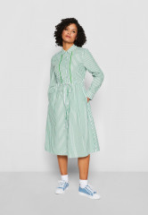 Tommy Hilfiger STRIPE MIDI SHIRT DRESS Shirt dress nola/spring lime ПЛАТЬЕ-РУБАШКА МИДИ В ПОЛОСКУ Платье-рубашка нола / весенний лайм
