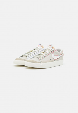 Nike Sportswear BLAZER #x27;77 UNISEX Sneaker low light bone/summit white/university red/deep royal blue/sail/summit white BLAZER #x27;77 UNISEX Низкие кроссовки женские светлая кость/белый вершина/университетский красный/глубокий королевский синий/парус/