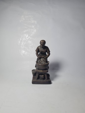 Kunstwerk aus Porzellan Фарфоровая статуэтка "Женщина, стирающая белье", 8.5см x 19см, Германия, 1960-70гг.