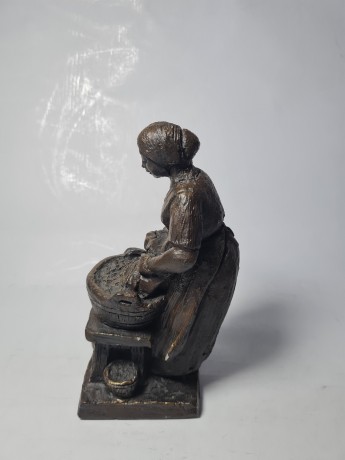 Kunstwerk aus Porzellan Фарфоровая статуэтка "Женщина, стирающая белье", 8.5см x 19см, Германия, 1960-70гг.