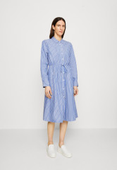 Tommy Hilfiger STRIPE MIDI SHIRT DRESS Shirt dress nola/desert sky ПЛАТЬЕ-РУБАШКА МИДИ В ПОЛОСКУ Платье-рубашка нола / небо пустыни