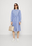 Tommy Hilfiger STRIPE MIDI SHIRT DRESS Shirt dress nola/desert sky ПЛАТЬЕ-РУБАШКА МИДИ В ПОЛОСКУ Платье-рубашка нола / небо пустыни