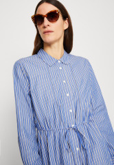 Tommy Hilfiger STRIPE MIDI SHIRT DRESS Shirt dress nola/desert sky ПЛАТЬЕ-РУБАШКА МИДИ В ПОЛОСКУ Платье-рубашка нола / небо пустыни