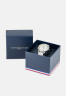 Tommy Hilfiger CASE DIAL WITH ACCENTS Watch silver-coloured ЦИФЕРБЛАТ С АКЦЕНТАМИ Часы серебристый