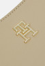 Tommy Hilfiger LIFE MED CROSSOVER Across body bag beige LIFE MED CROSSOVER Сумка через плечо бежевый